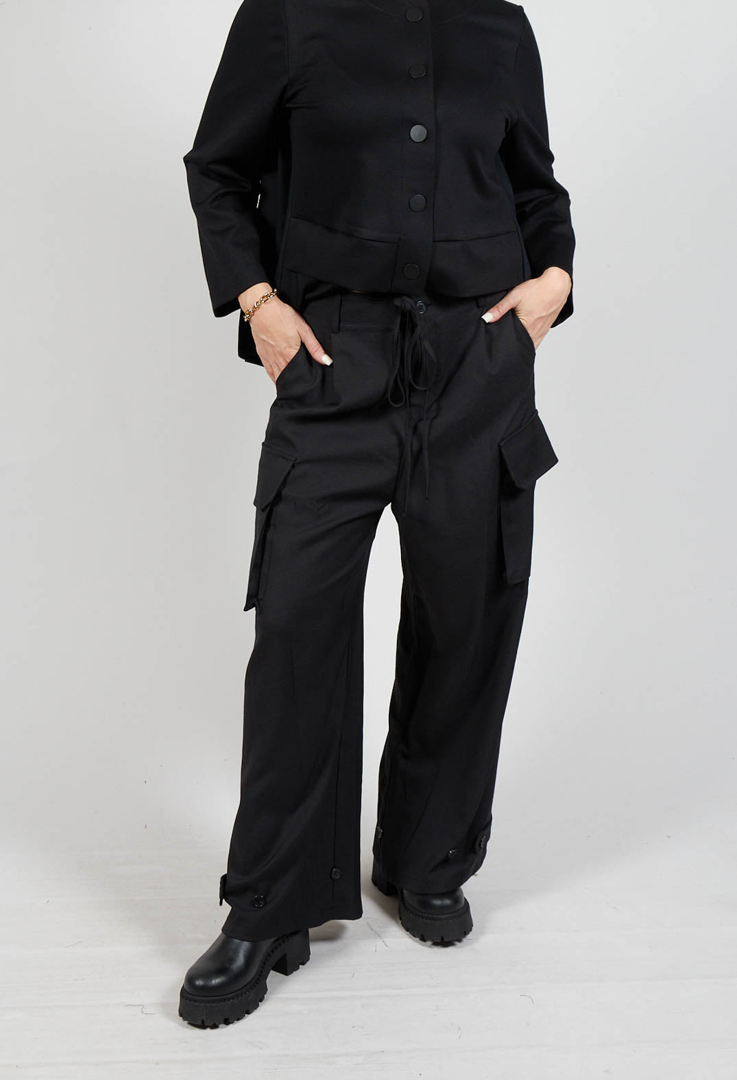 Lightweight Cargo Trousers in Nero