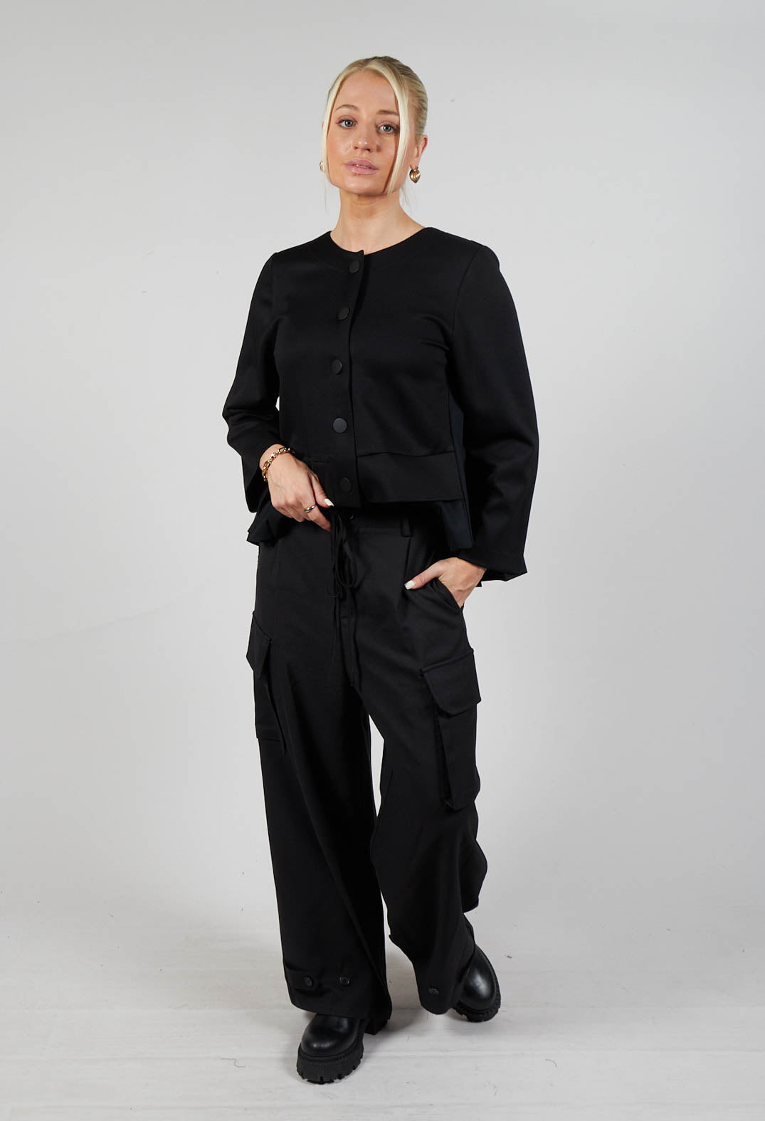 Lightweight Cargo Trousers in Nero