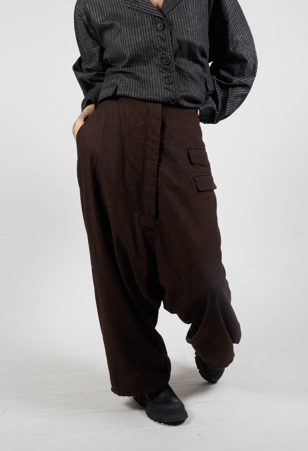 Low Drop Crotch Trousers in Kaffee Check