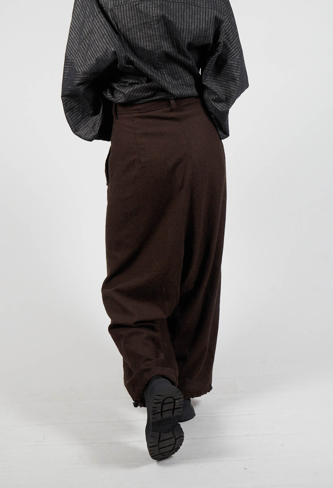 Low Drop Crotch Trousers in Kaffee Check