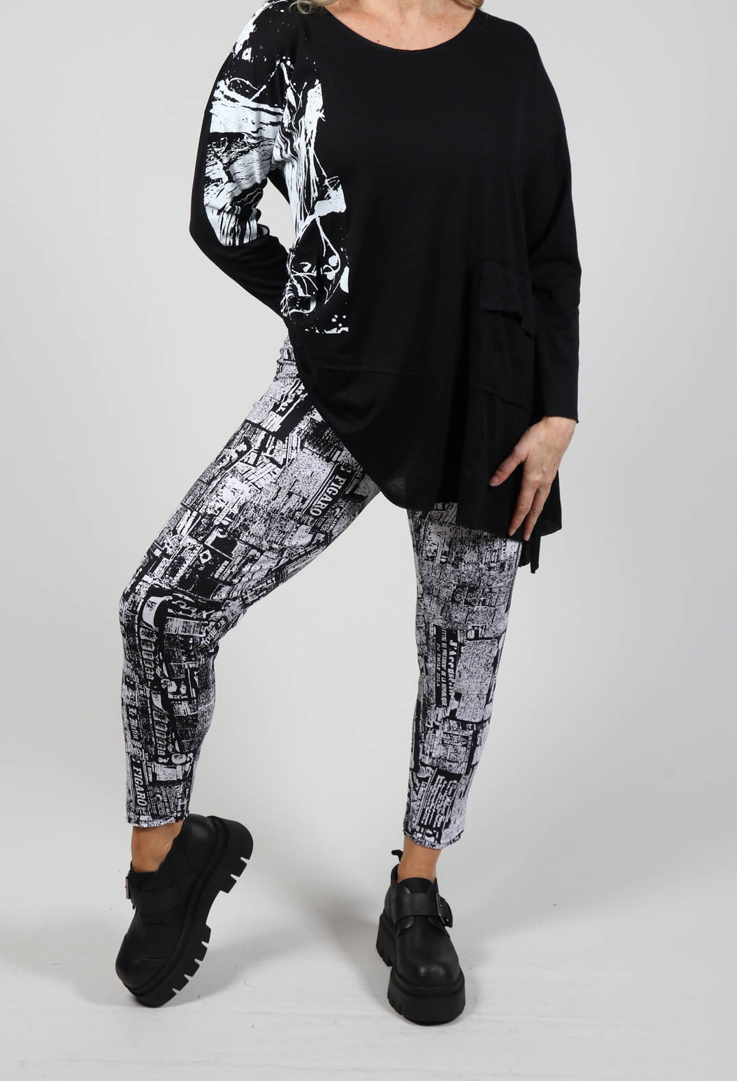 Newspaper leggings black and on sale white