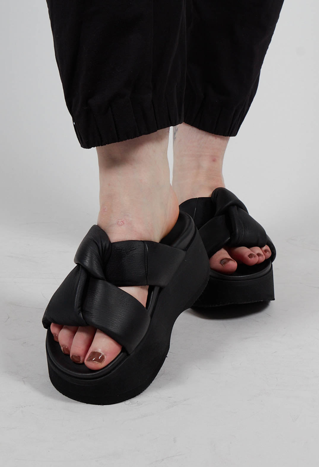 Platform Sandals in Gasoline Nero