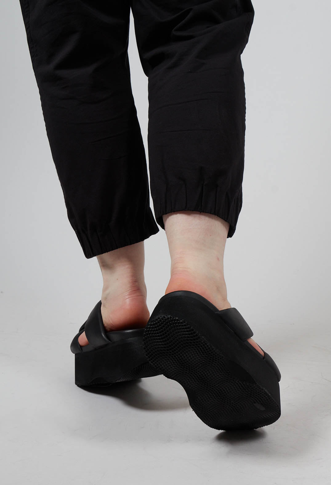 Platform Sandals in Gasoline Nero