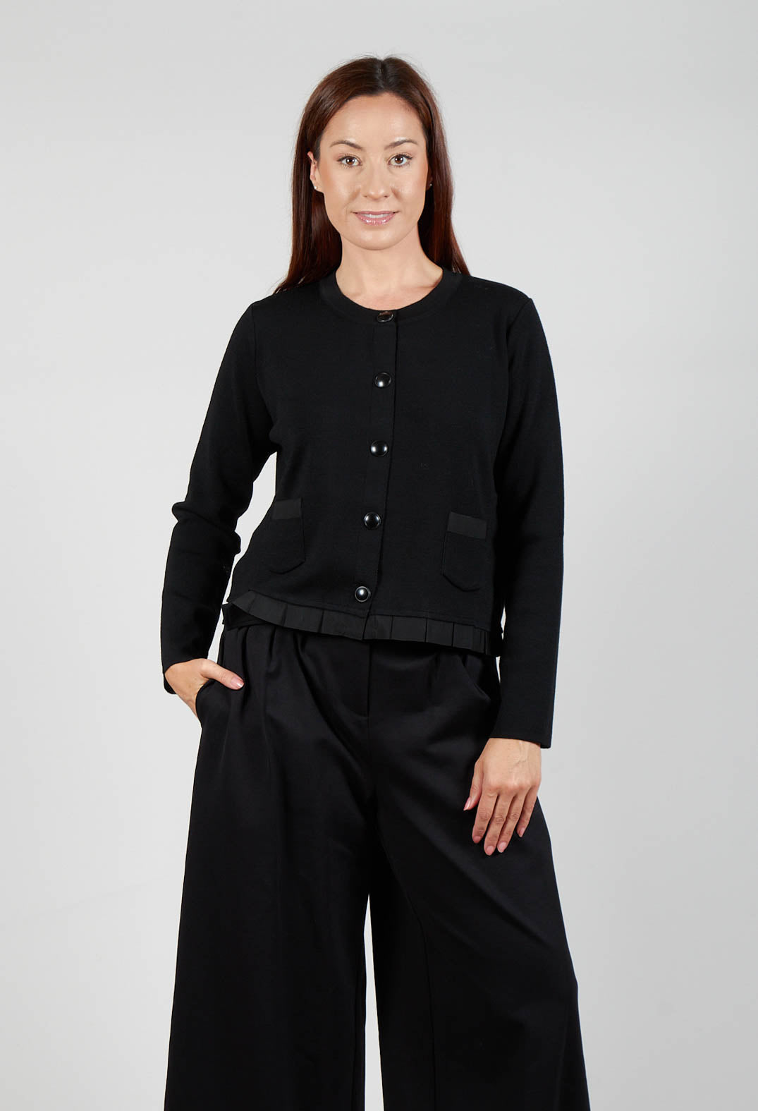 Round Neck Cardigan with Pleated Hem in Nero