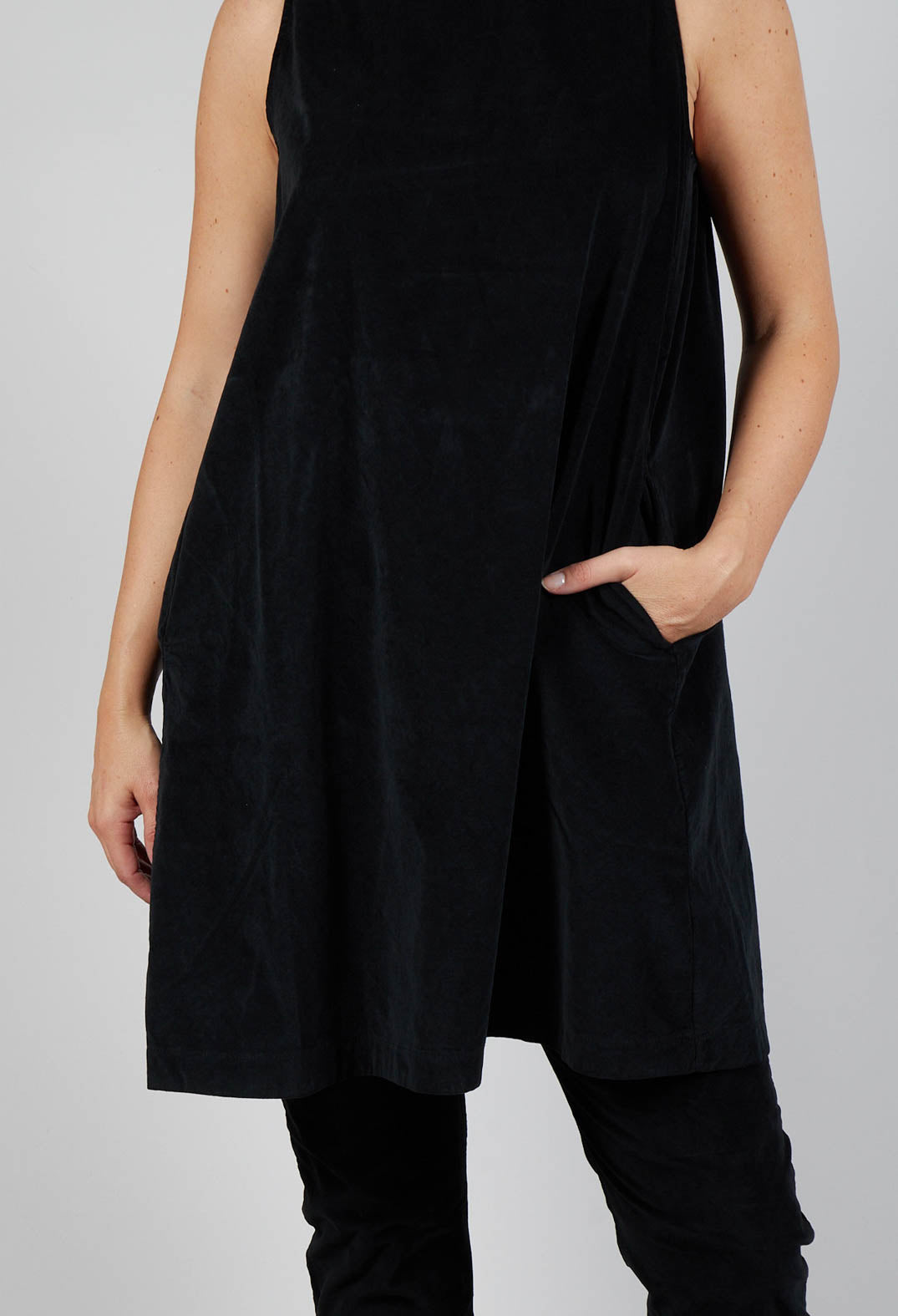 Sleeveless Tunic V in Black