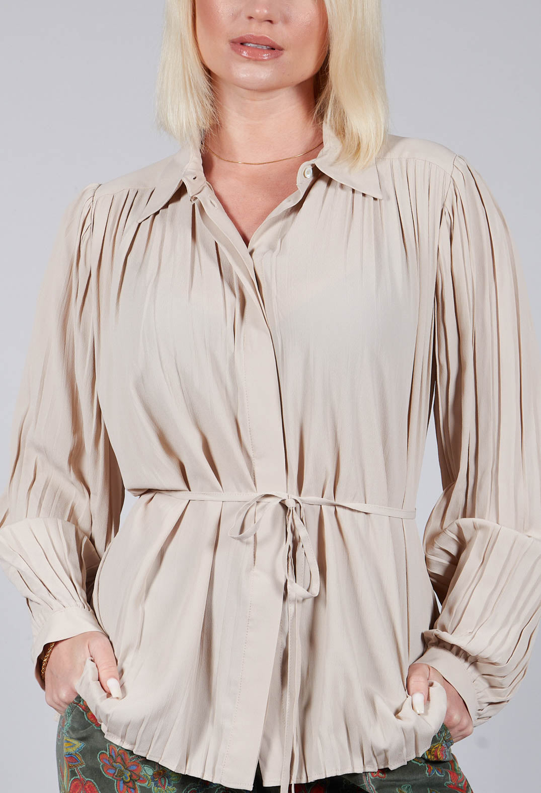 Torre Lightweight Pleated Shirt in Beige