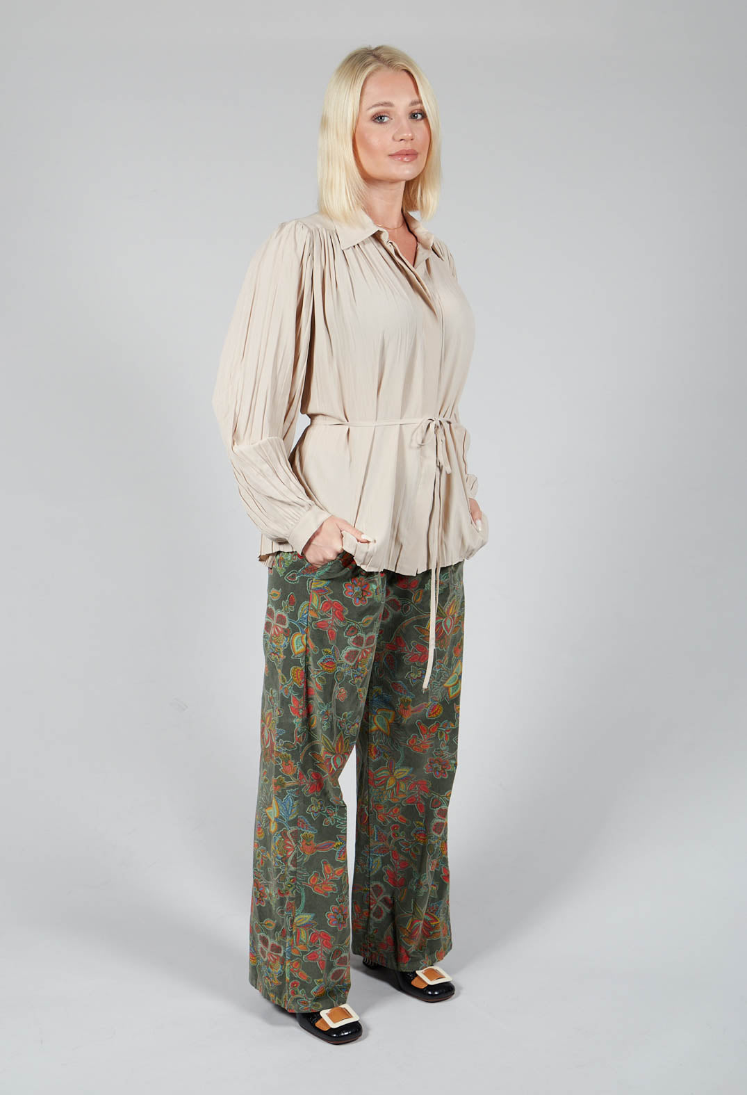 Torre Lightweight Pleated Shirt in Beige