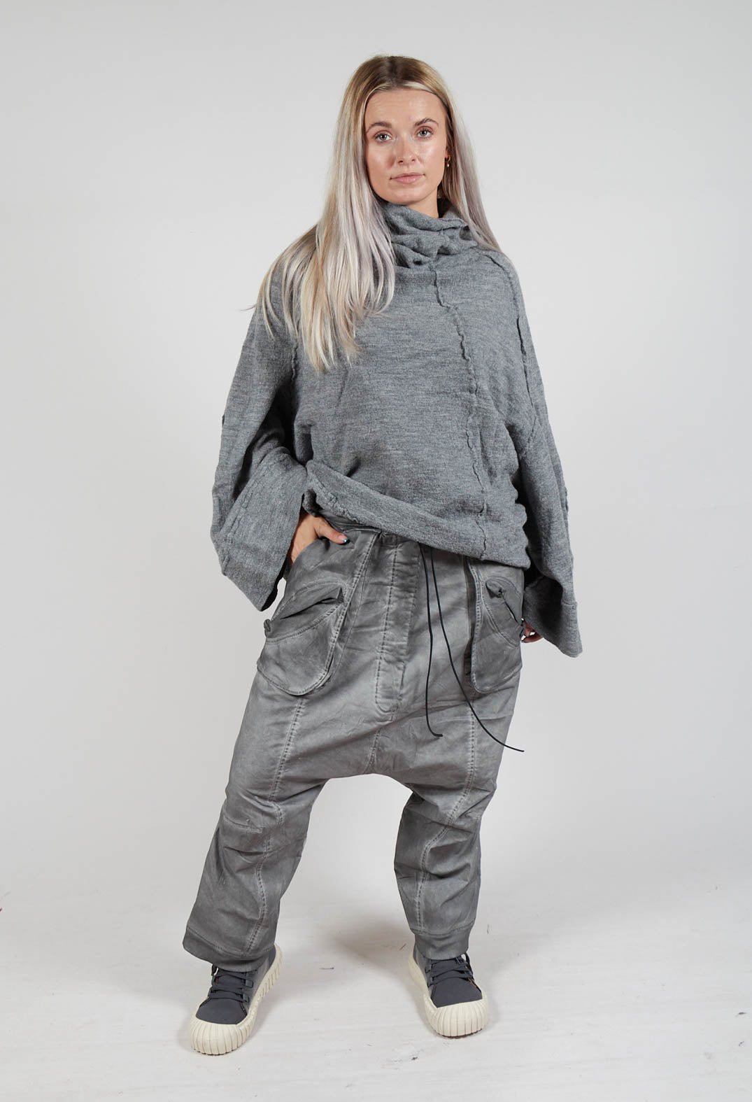 Trousers with Statement Pockets in Pencil Cloud