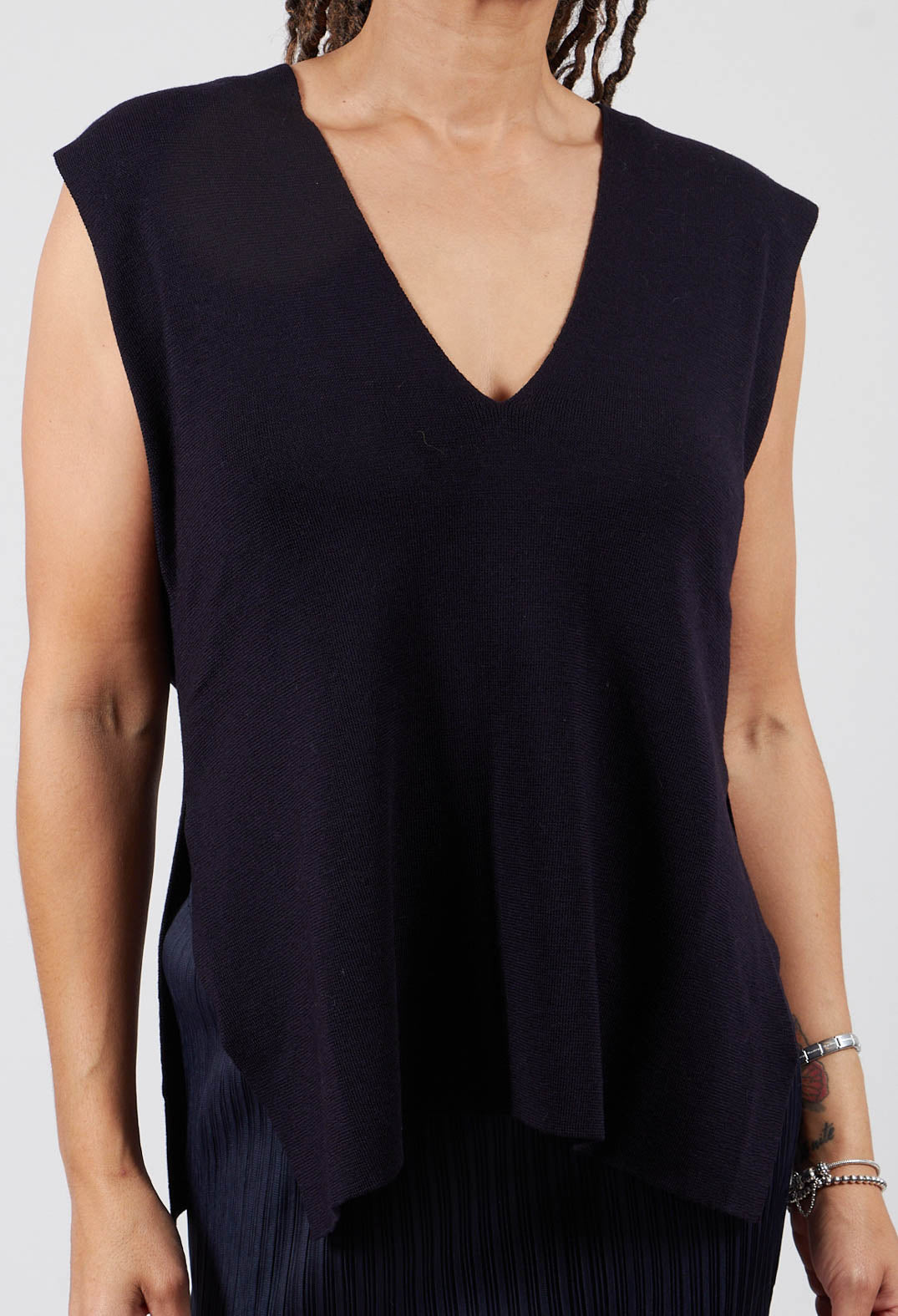 V-Neck Knitted Vest in Nero