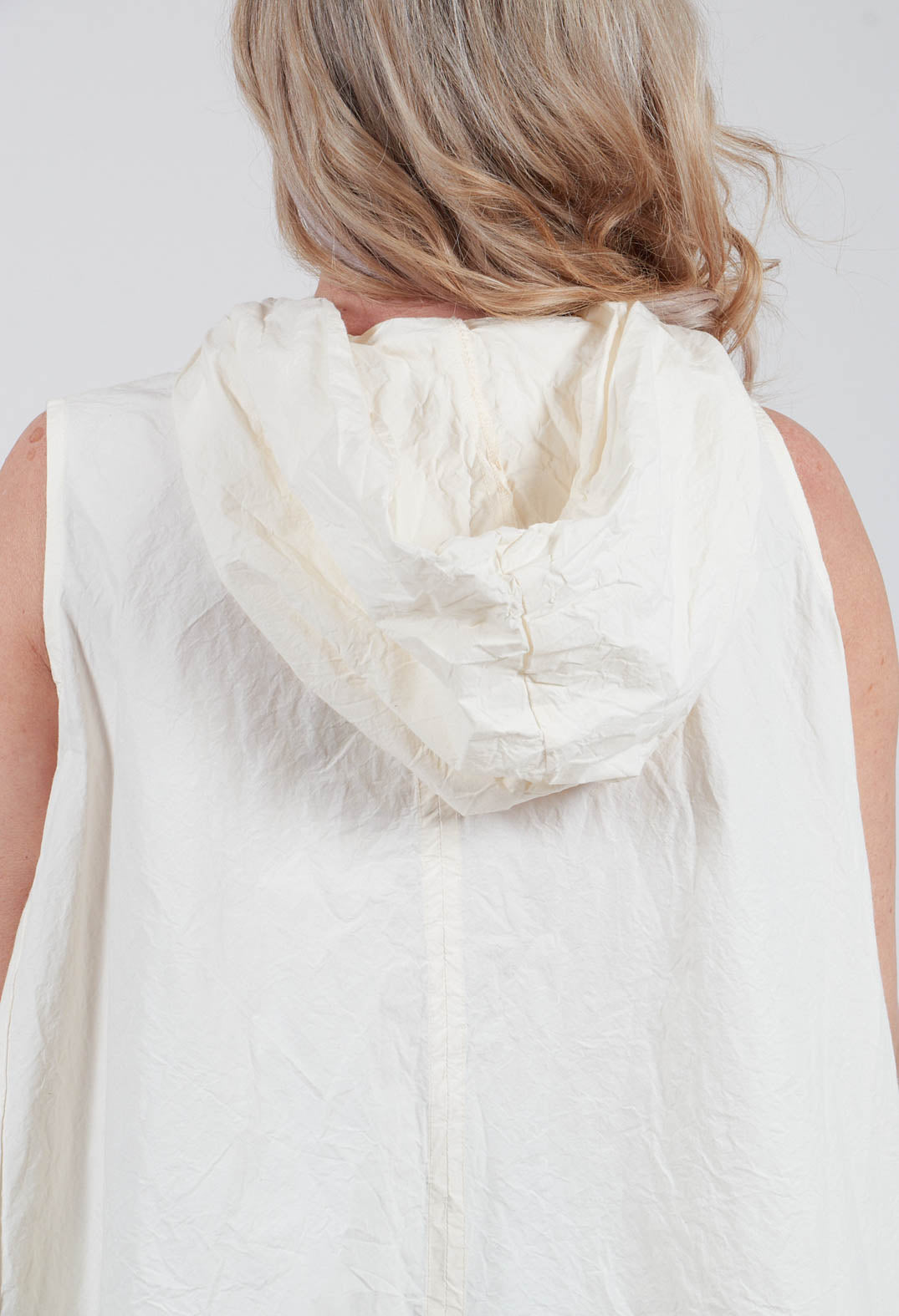 Verodense Sleeveless Jacket in Schnee