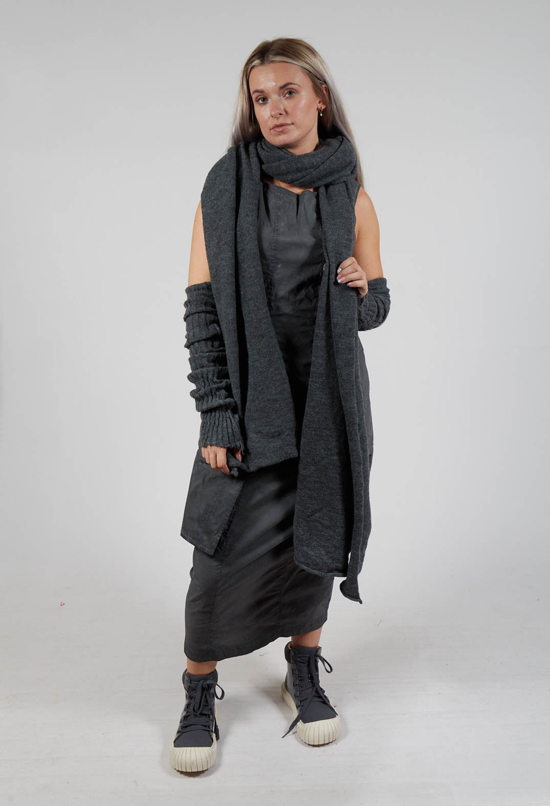 Virgin Wool Scarf in Coal Mel