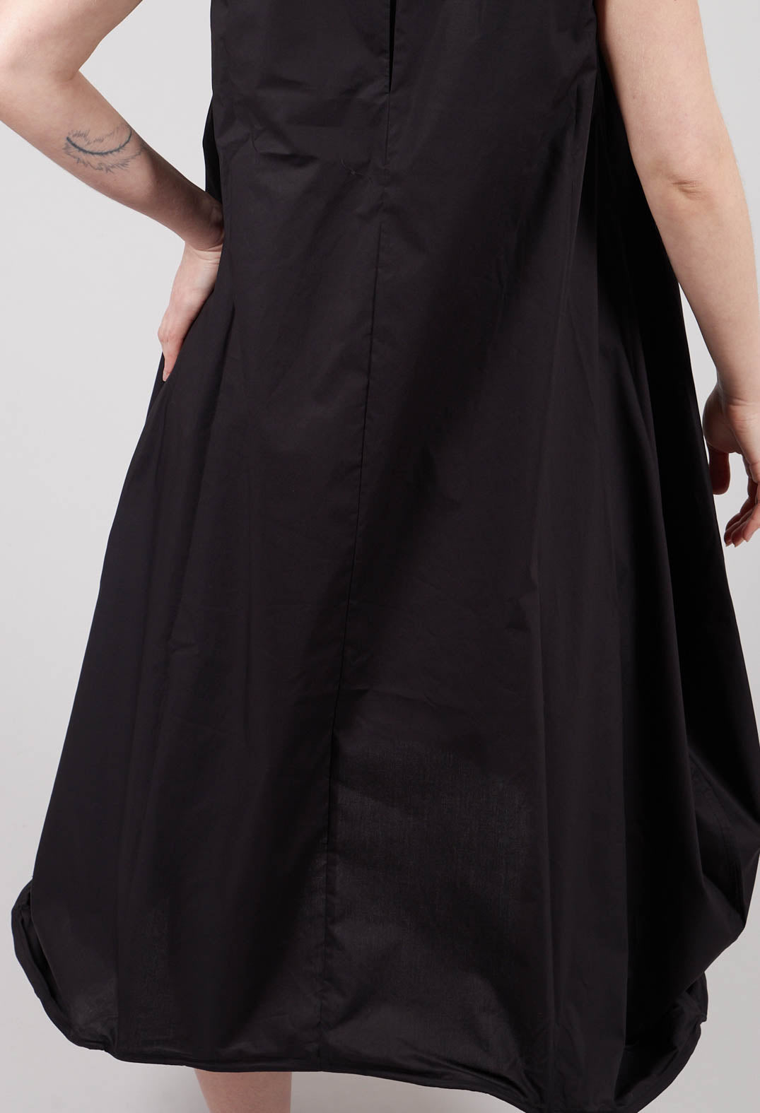 Wire Hem Dress in Nero