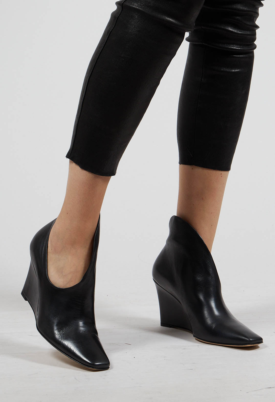 Yuko Wedge Boot in Nero