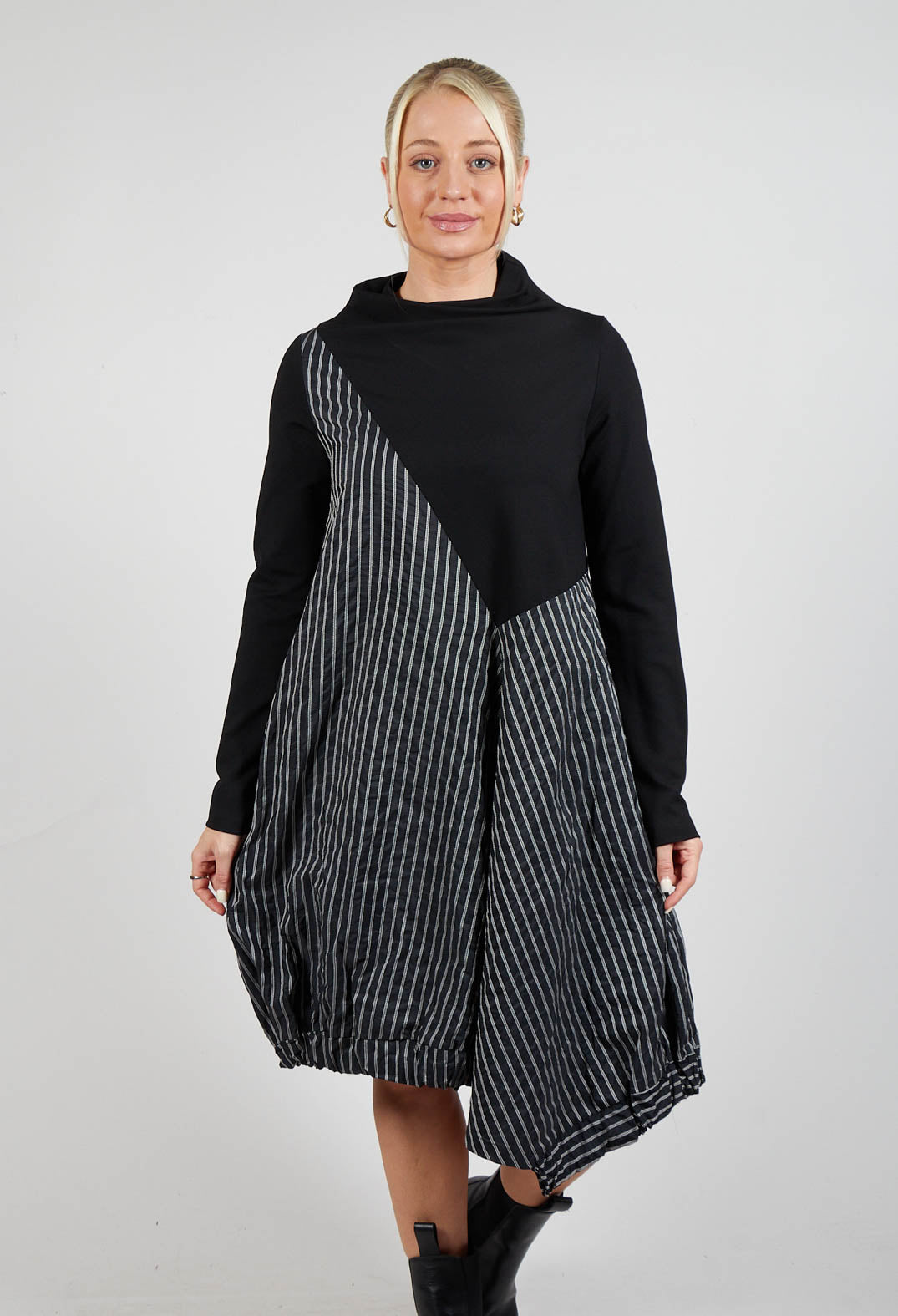 Zigzag Pinu Dress in Black and White