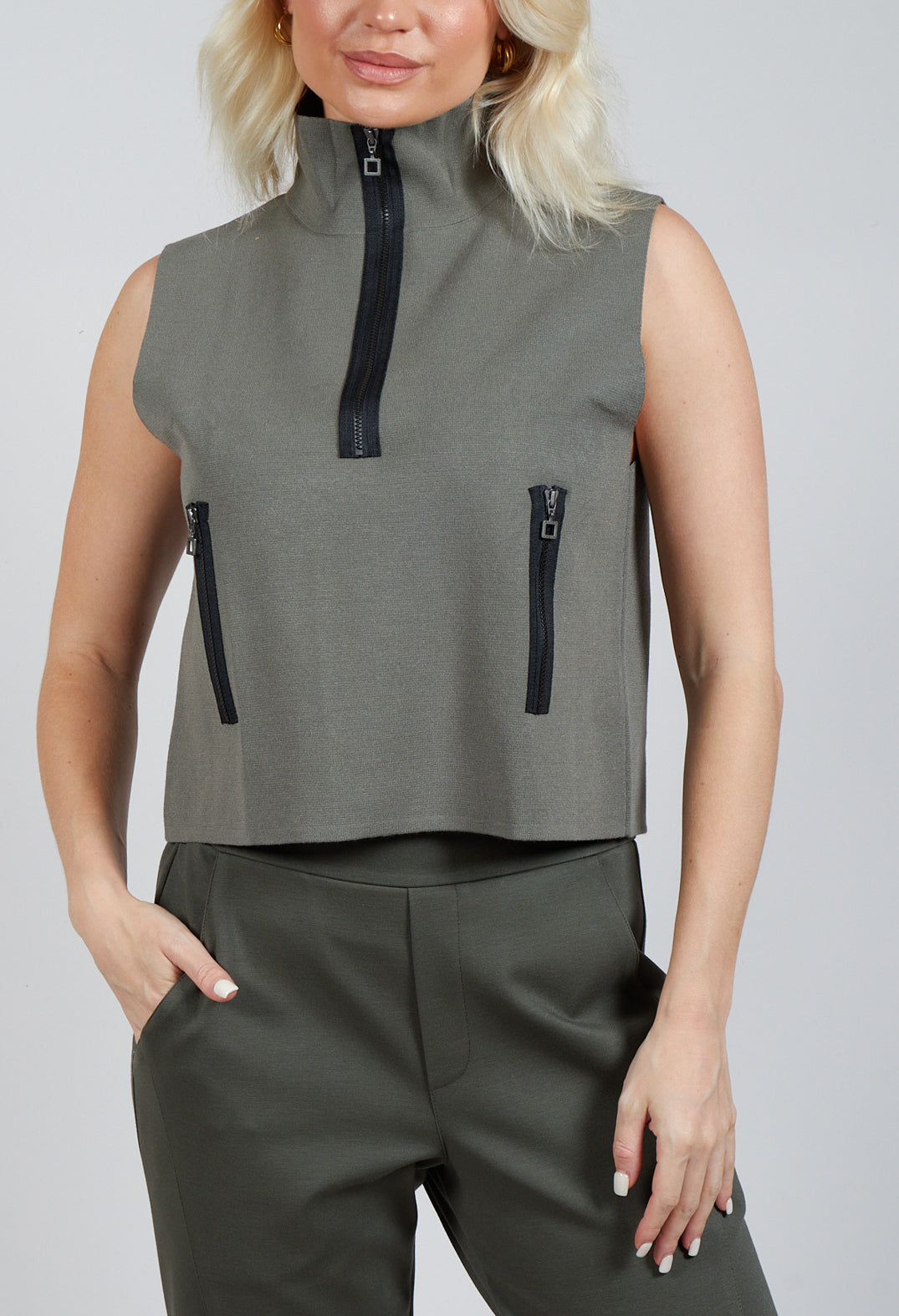 Zipped Sweater Vest in Kaki