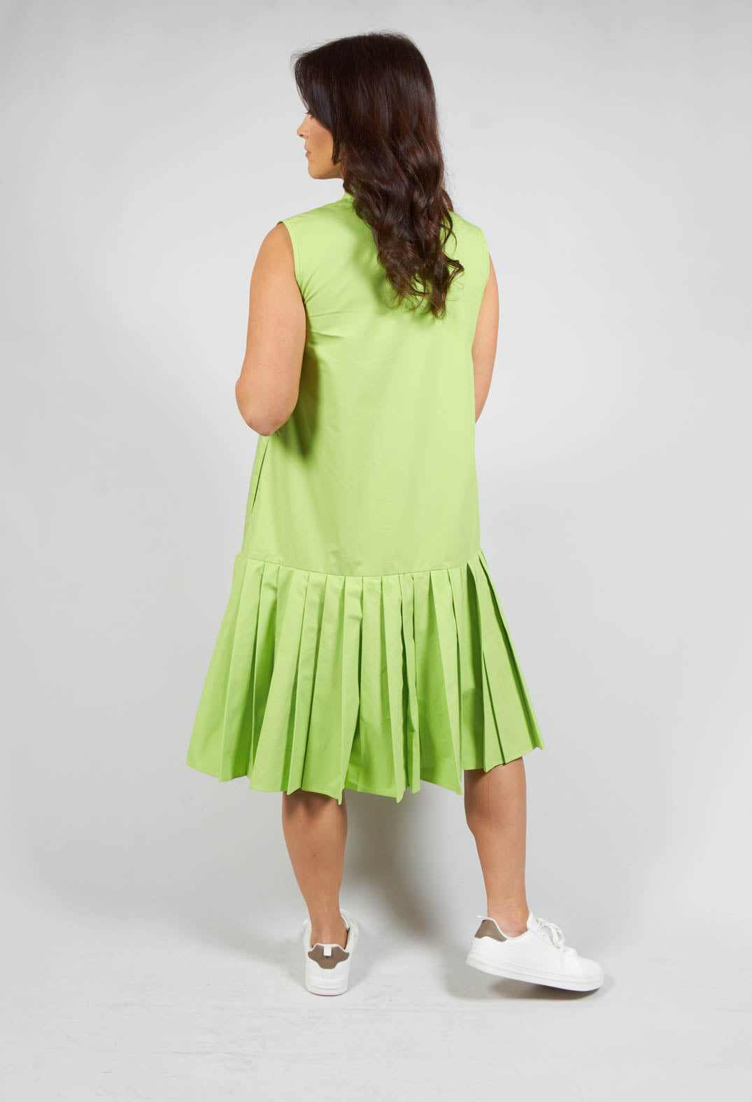 Dress with outlet pleated hem